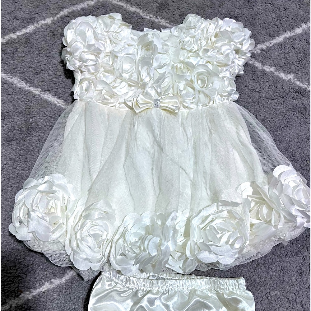 Beautiful dresses size 12-18months. Like New! All 3 for 40$